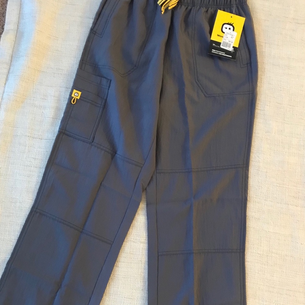Wonderwink four stretch cargo pants. Set of 3.